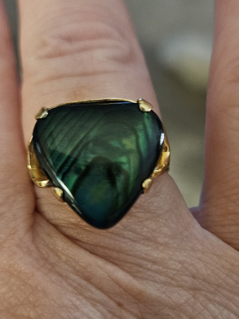 Vintage VTG Uncas Gold With Electroplated Iredescent Blue/Green Abalone Ring.